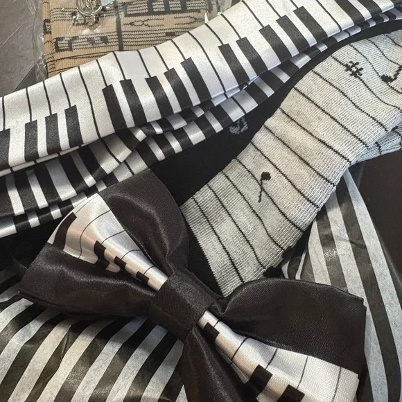 Musical Note and Piano Key Socks Set,tie,bow tie,pin in gift box 5 piece set - Picture 13 of 17